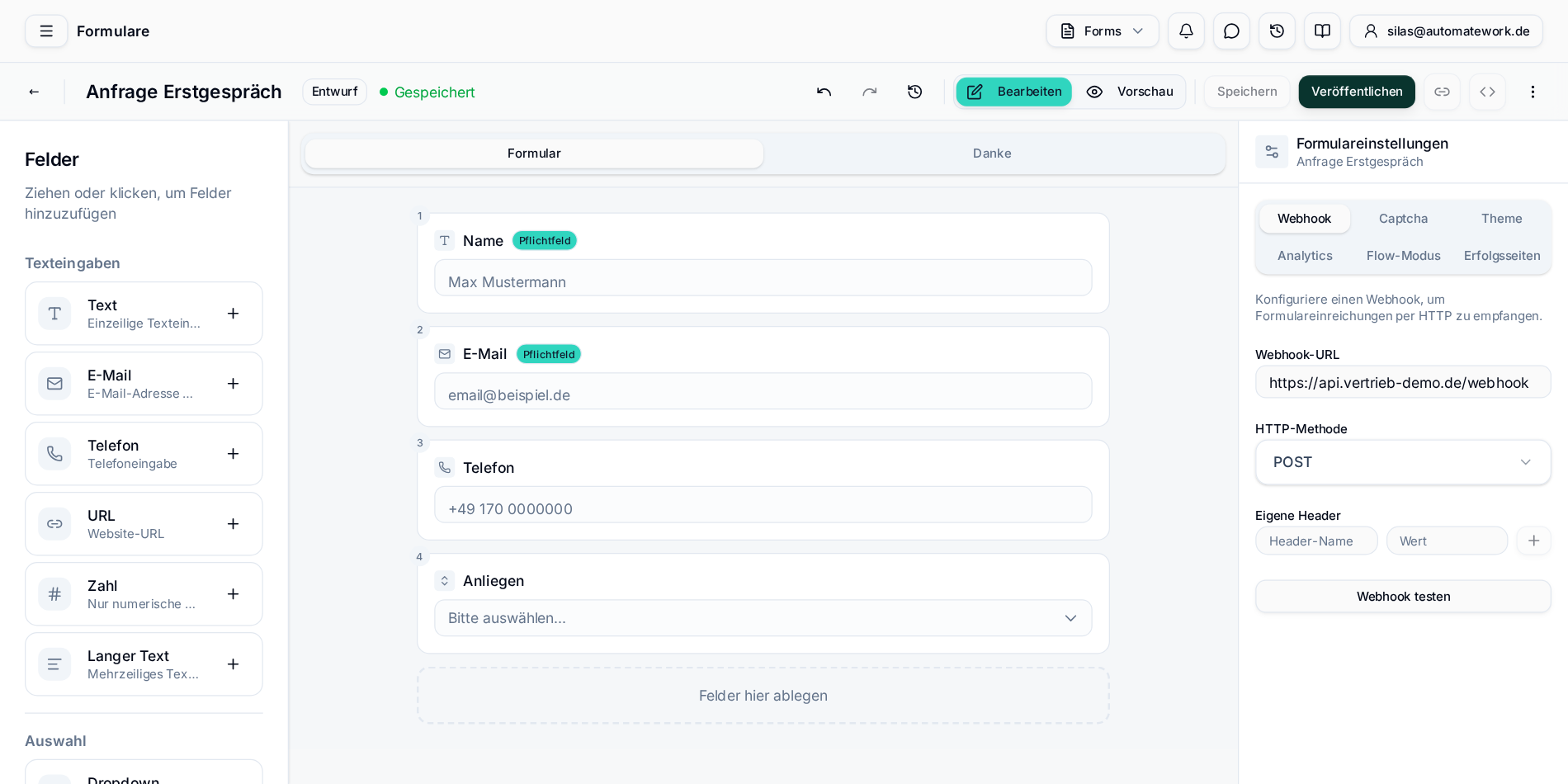 Forms Builder mit Feldern, Webhook-Einstellungen und Formularvorschau
